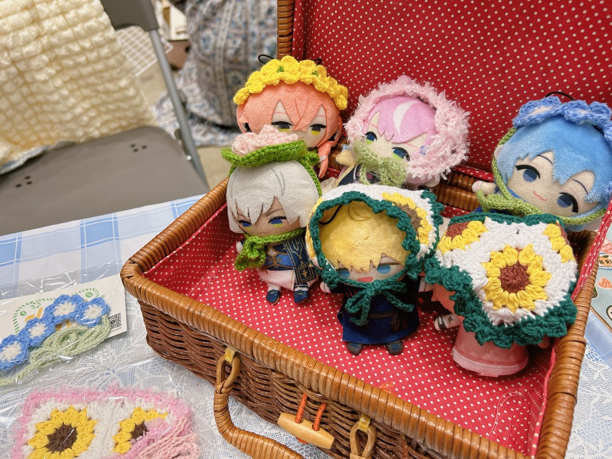 Knitory03's tweet photo. 在庫このくらいです〜！

あじさいが売り切れたウェンくんには、ひまわりの後ろ見本をしてもらってます！🌻 https://t.co/4rIUawMYeh