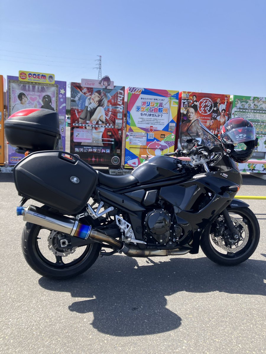 今日もお世話様になって来ました🏍😀👍☕
#ちゃる　Cha‘RのTシャツの自販機に貼ってるシール販売しないかな⁉️
バイクに貼りたい❣

何気に、ヘルメットはちゃるカラー🟥⬛