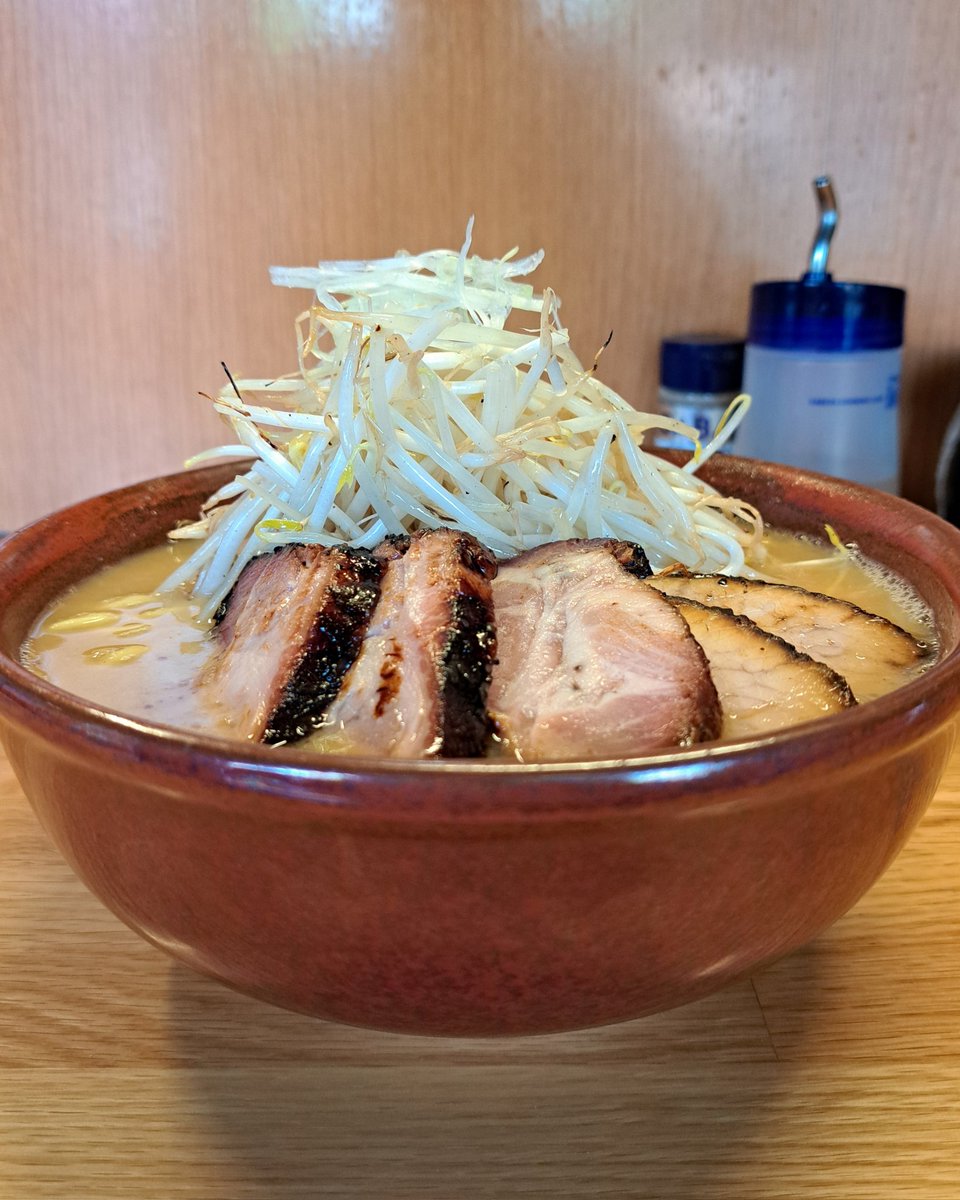 味噌っ子 ふっく@荻窪
味玉ちゃーしゅー味噌らーめん￥1600

昼の部終了間際に2週間続けてのみちのく源流との同麺となりました笑
味噌は限定を挟んで久々となりましたがやっぱりめちゃくちゃ美味しかったです！

御馳走様でした。
ふと目を横にやれば源流の丼は空。
おやおや珍しいじゃないですか笑🥊