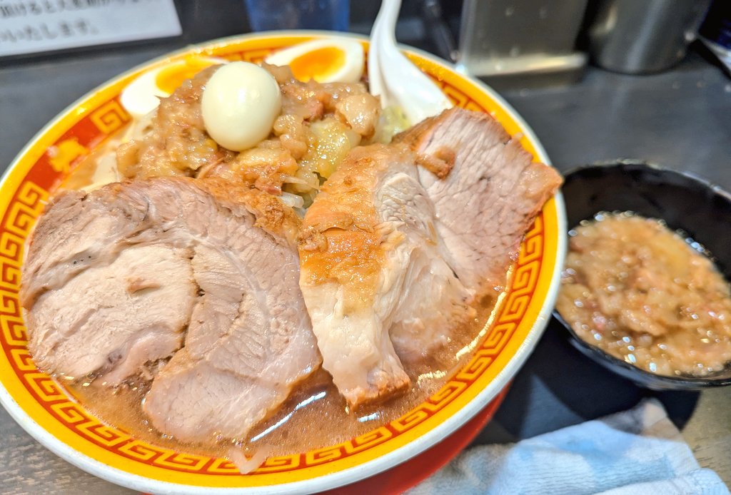 えどもんど 西日暮里店
ラーメン(250g)+豚券

連チャン伸ばせず2000円勝ち凸

カネシ強めバチバチ乳化スープこってりうま、凝縮豚エキスを味わえ😎

食べ応えMAXワシワシ麺は体感280g、硬め分厚い豚2枚大満足の腹パン🙏🏻
ご馳走様でした

ミリゴ万枚頑張ってください🤣
 #えどもんど  #ラーメン