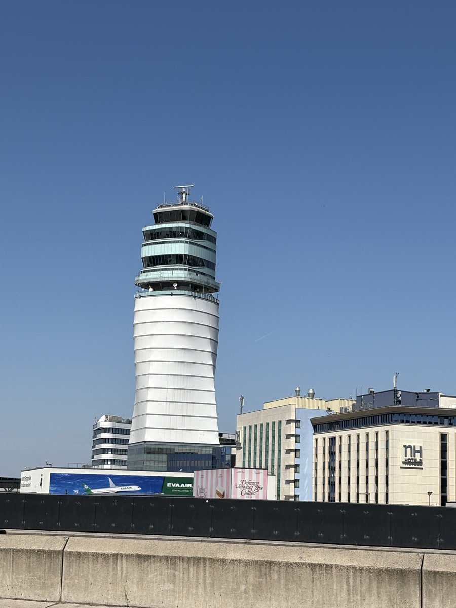 matiakspotter's tweet image. ATC @flughafen_wien 
#planespotter #viennaairport #airport