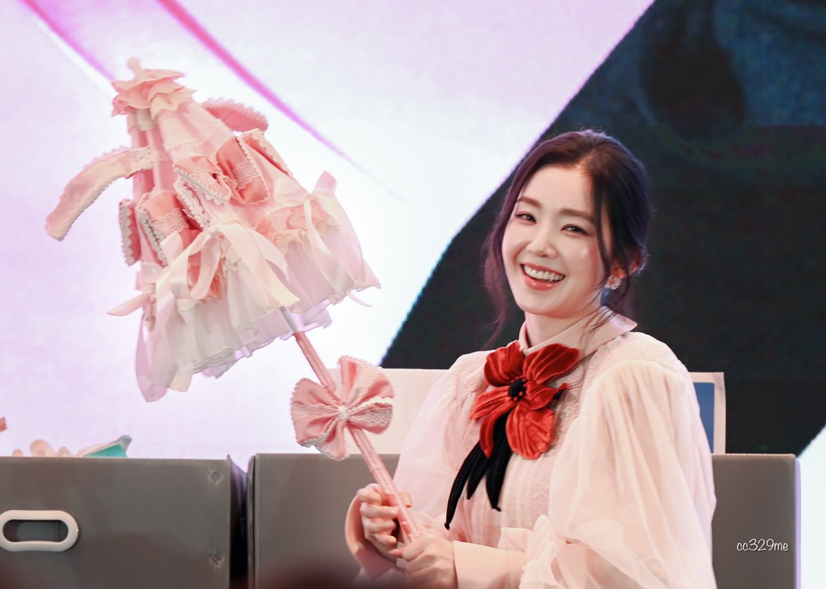 cc329me's tweet photo. 260418 Xiao Mang fansign Shanghai ☂️(2/3)

🐰

#IRENE #아이린 https://t.co/RVY2m5xvUm