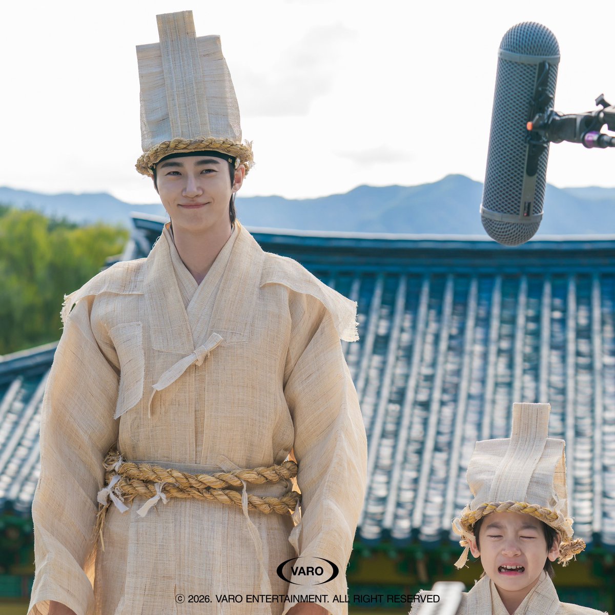 喪服（だよね？ぽくないけど）の笑顔ウソクさんと泣いてるチビチョナ2人とも可愛いㅋㅋ
#21世紀の大君夫人 
#ピョンウソク #변우석