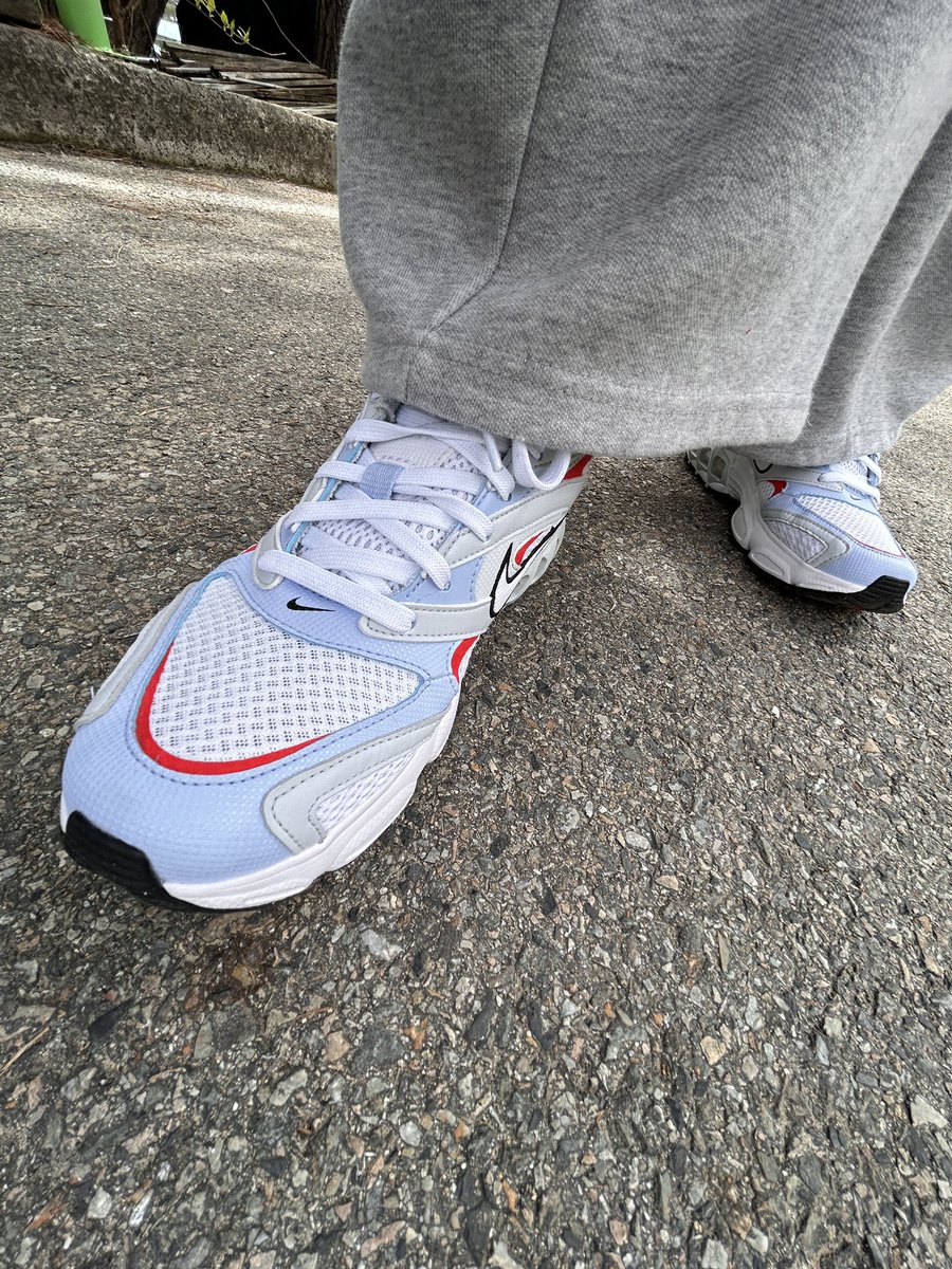 샀다는것도기억안나는새신발신었는데
생각해보니 색이 레이 색임