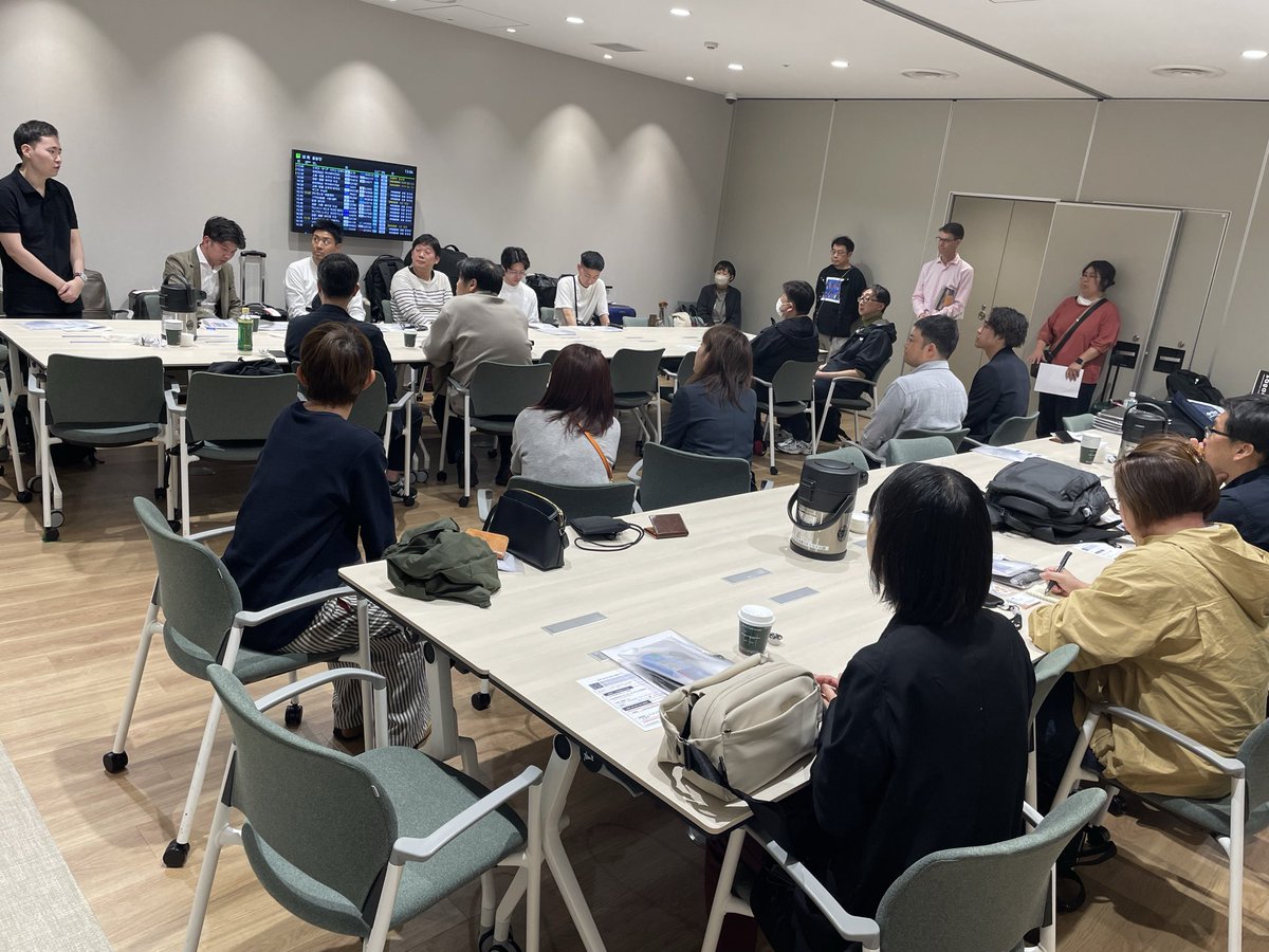B_maga's tweet photo. サテマガBI「米国NAB視察ツアー」本日出発です。羽田空港の会議室にて参加者22名とスタッフが顔合わせ。皆さん、ラスベガスへ。
行ってらっしゃい！
#NAB https://t.co/3ofDGfUA2y
