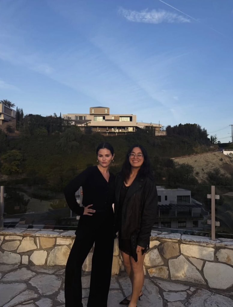 Nova foto de Selena Gomez com sua amiga Gabriella recentemente. ❤️