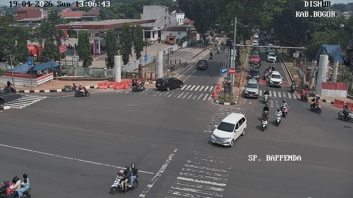 Kondisi arus lalu lintas saat ini di Simpang Bappenda terpantau Ramai lancar. Patuhi rambu-rambu lalu lintas dan utamakan keselamatan daripada kecepatan.