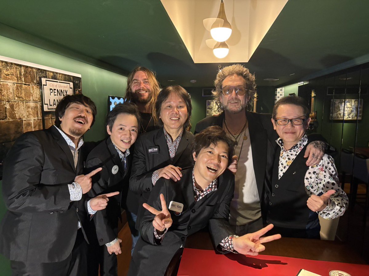 昨夜ブラッククロウズのChris Robinsonさんと、Nico Bereciartuaさんが遊びに来てくれました。
前回、オアシスと一緒にアビーロード東京に来てくれたのが2001年だったので、実に25年ぶり。
久しぶりすぎる再会、嬉しかった！
Thank you for coming to see us, Chris&amp;Nico!