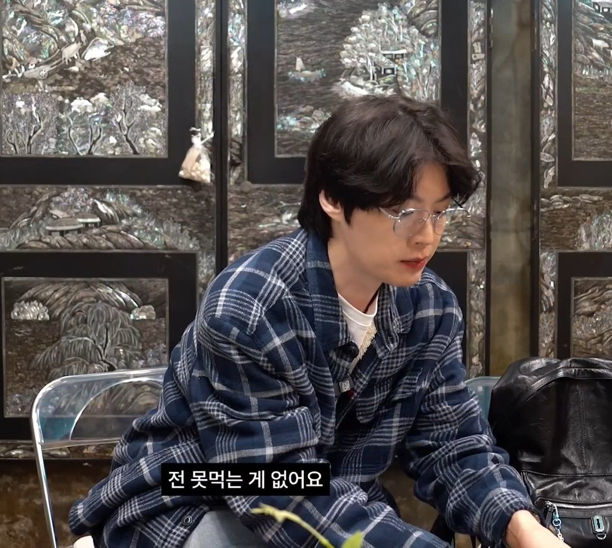 icouldntsayto's tweet photo. 강챽임이 타 주는 뜨끈뜨끈 차 마시고 긴장 풀려서 노곤노곤해진 안과장 결국 강챽임 집에서 자고 감 https://t.co/ijexDWOTvG