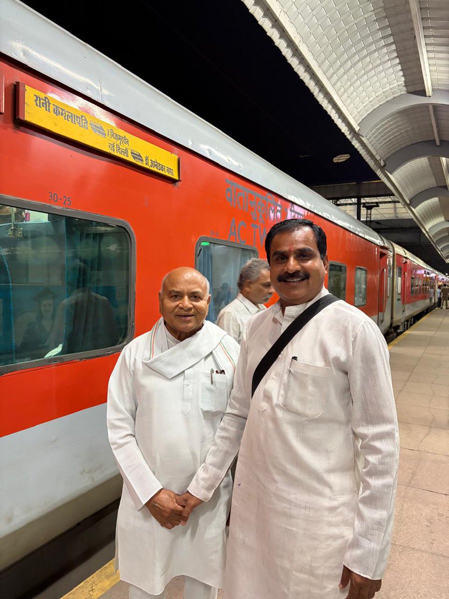 दिल्ली जाते समय मध्यप्रदेश विधानसभा के पूर्व नेता प्रतिपक्ष आदरणीय श्री गोविंद सिंह जी से सौजन्य मुलाकात का अवसर प्राप्त हुआ।
इस दौरान समसामयिक विषयों एवं संगठनात्मक मुद्दों पर सार्थक चर्चा हुई।

---