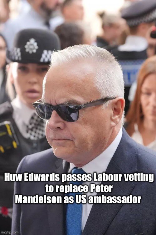 CarolJeffe8091's tweet photo. Introducing humour to political events 😂😂  #LetsMakeThingsHumorousBy https://t.co/rESN9gzZN7