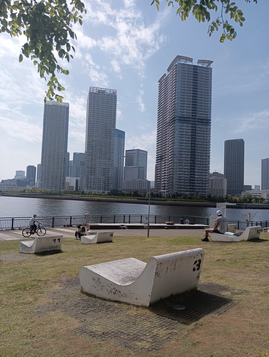 Maritain73's tweet photo. 白いコンクリの背もたれ、案外昼寝までできそう。実際にしている人もいたし。

#豊洲 https://t.co/Hxr9gmUKz2