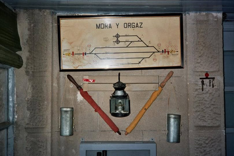Era  muy típico " decorar " los gabinetes de circulación con elementos en uso, o de otra época, empleados en circulación. 
En la foto de Vía Libre,  se ven dos banderines ( rojo / amarillo ), en el centro un farol de  aceite y ambos lados, cajas de petardos.