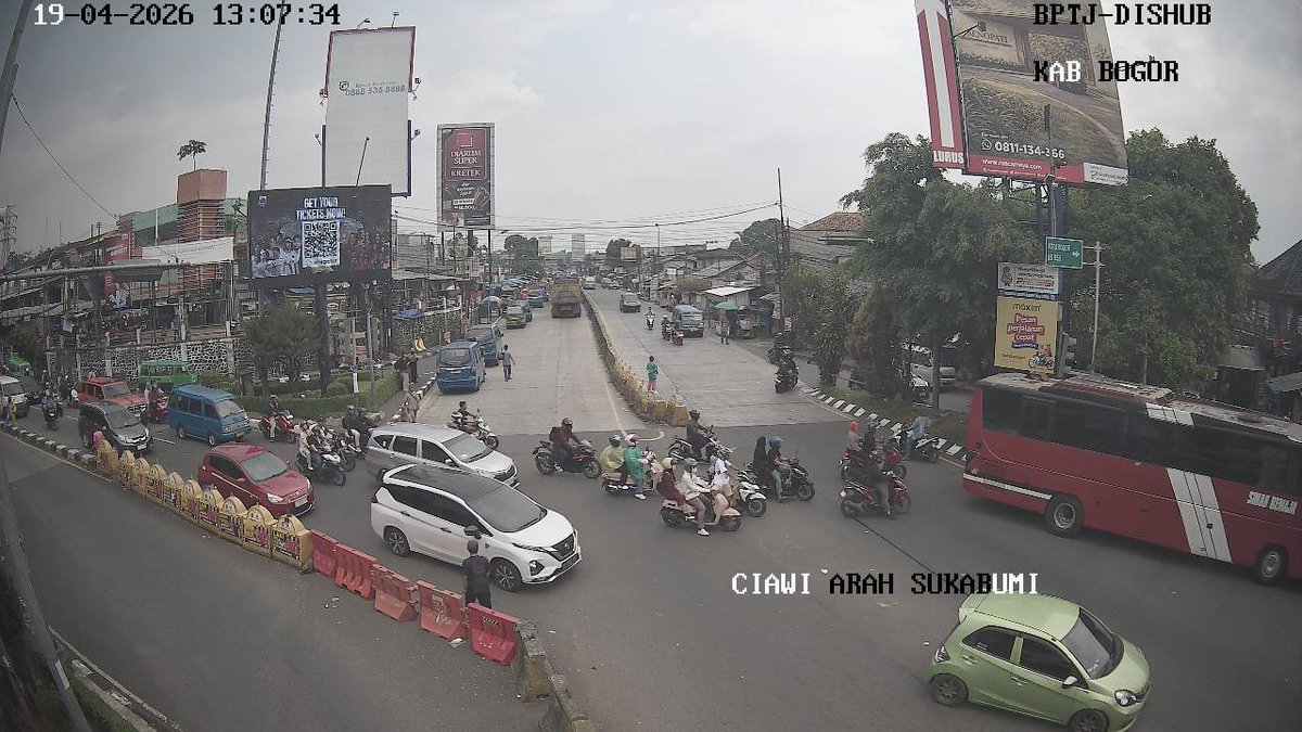 Kondisi arus lalu lintas saat ini di Simpang Ciawi terpantau Ramai lancar. Patuhi rambu-rambu lalu lintas dan utamakan keselamatan daripada kecepatan.