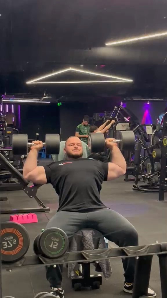 CarpathianMuscl's tweet image. Watch me doing cardio with the heaviest dumbbels in the gym, i am so strong. Link in my profile for whole clip and many more🔥
#musclegod #strong #beast
