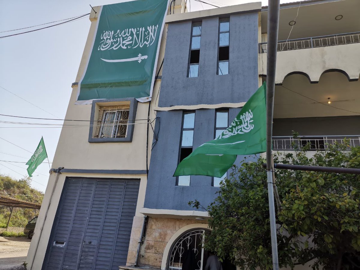 عندما تكسوا منزلك بغطاء العلم السعودي
تأكد أنك بأمن الله وأمانه وحفظه وستره 🇸🇦
#لبنان #السعودية
#من_لبنان_هنا_السعودية