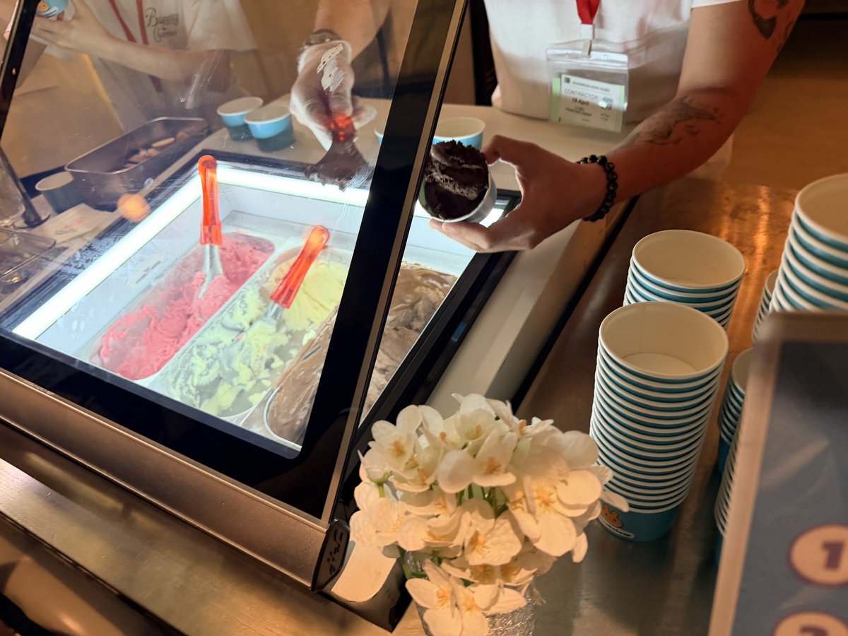 FZbitcoin's tweet photo. 在現在吃雪糕🍦#pancakeswapsundae https://t.co/5D1M0kaV4E