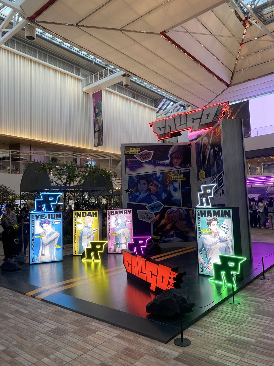 littleandsky's tweet image. CALIGO Pt2 💙💜💗❤️🖤
#플레이브 #므메미무 #MMMM #팝업스토어