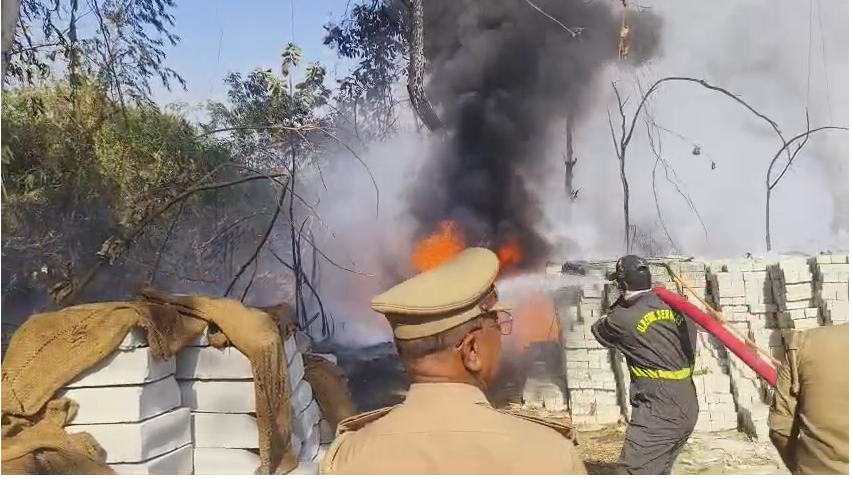 bstvlive's tweet image. अम्बेडकरनगर

➡पाइप के गोदाम में लगी भीषण 
➡दमकल विभाग ने आग पर काबू पाया
➡कई गाड़िया आग बुझाने के लिए लगानी पड़ी
➡अकबरपुर कोतवाली क्षेत्र का मामला

#AmbedkarNagar #FireAccident #UttarPradesh @fireserviceup