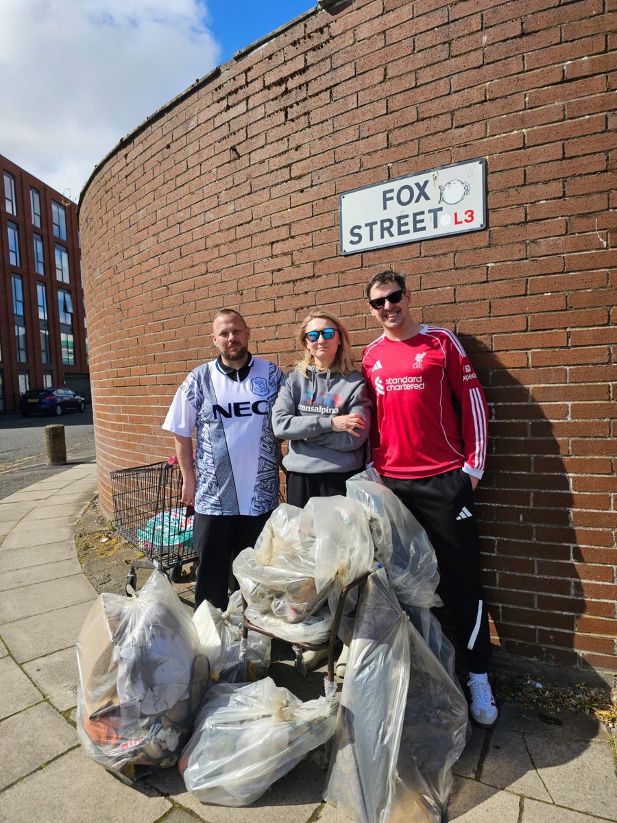 Everton2Gether's tweet photo. Pre derby clean up with @RadoChmiel and Luiza around Richmond Row / Fox Street
Doesnโt Matter red or blue this Labour council fails our communities irregardless
A brand new commode dumped In the overgrowth is a first
#LiverpoolFirst #EvertonFirst
@TAXIALLIANCELPO https://t.co/4gqYE9HH4Q