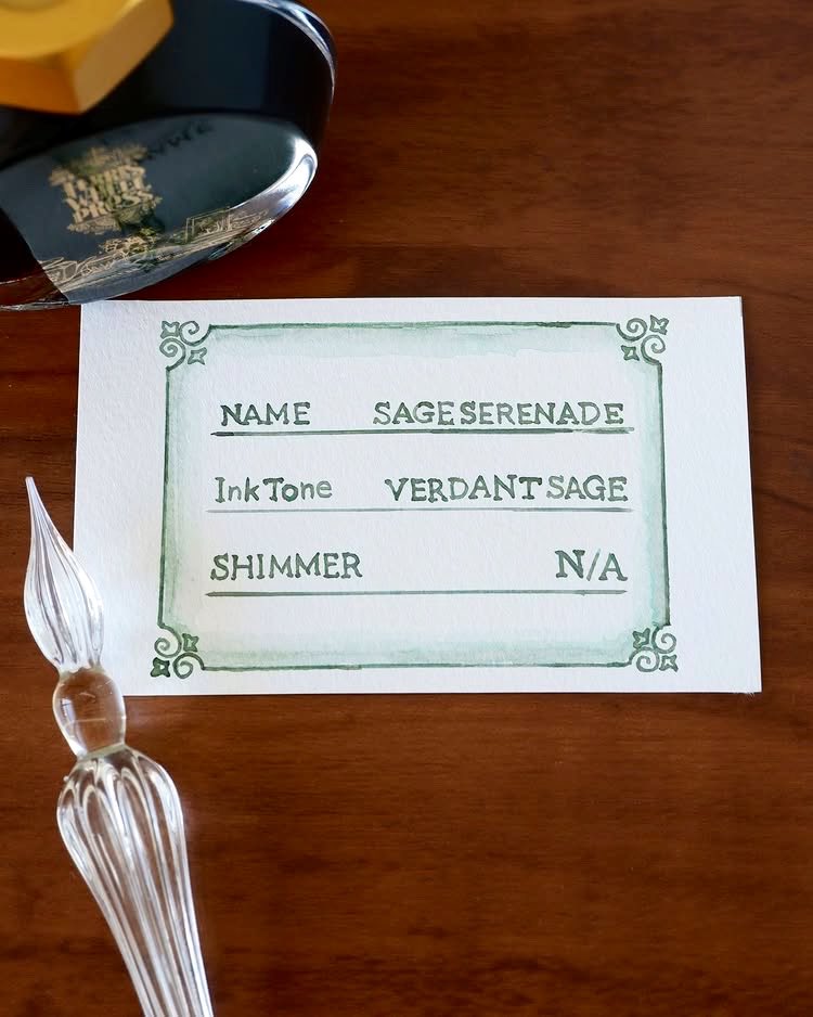 5月1日(金)発売❣️

LA BELLE EPOQUE COLLECTION
『SAGE SERENADE (セージ セレナーデ)』

- 芽吹く森の息遣いから生まれる、穏やかなセレナーデ 

はー！好きです🌿
インクのゆらぎがたまらない、とても美しい、穏やかなくすみグリーンです。
ラメが入っていないので万年筆でも安心して使えます。