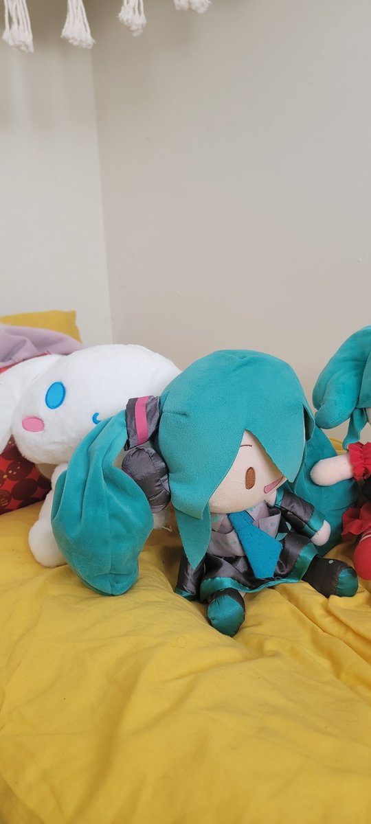 Looks like Cinnamonroll is hiding behind Miku.. he won't say why..