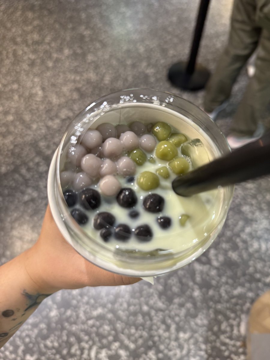 ชั้นอีสน้ำเต้าหู้ขึ้นห้าง บัวลอยอร่อยดี น้ำเต้าหู้ใบเตยหอมดี ราคา95บาท คุ้มหรือไม่ 😂😂😂😂