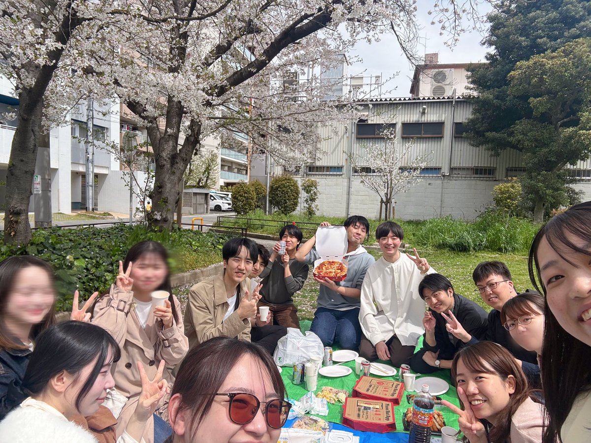 Ensemble_VM's tweet photo. こんばんは🌸ほるもんです🌕
今週末は練習がありませんでしたが、ポストし損ねていた先々週の様子をシェアします📮
この日はお昼休憩にお花見をしました✨見学者の方も交えて満開の桜の下でピザパ🍕楽しかったです！
どんな団か知りたい、練習見学をしてみたい、という方は是非ご連絡ください✉️ https://t.co/dXoxeROCgp