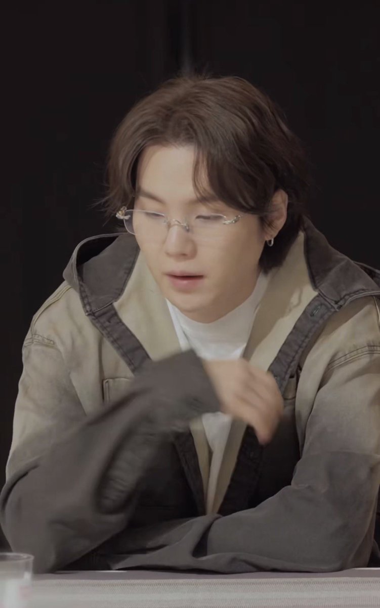 ItsSugaGirl's tweet photo. Yoongi with glasses 🧎‍♀️ https://t.co/eIcR7DBhQ8