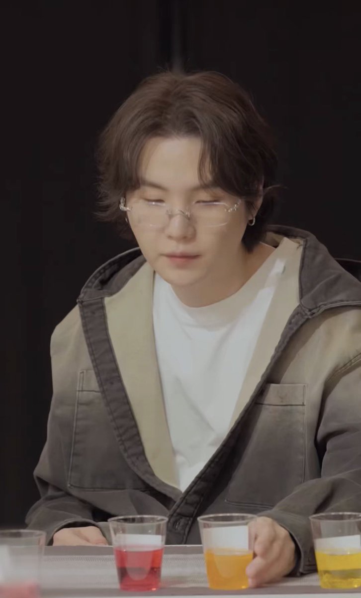 ItsSugaGirl's tweet photo. Yoongi with glasses 🧎‍♀️ https://t.co/eIcR7DBhQ8