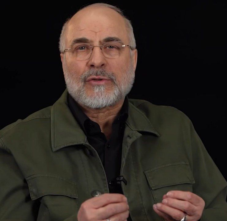 وسطِ معرکه، مملکت "فرمانده" می‌خواد نه "سخنران". فرق است بین کسی که با صدایِ انفجار، کدِ عملیات می‌ده با کسی که با صدایِ ترقه، دنبالِ تحلیلِ ابعادِ فلسفیِ ماجرا می‌گرده!😉
 ما به "مردِ بی‌سیم" اعتماد داریم
#قالیباف