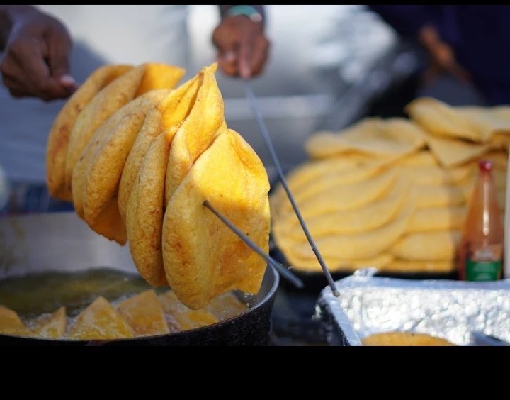 marianaalmonte's tweet image. Catibias son empanadas de yuca hoy se venden más porque no tienen el gluten del trigo, tienen colágeno y fibra, apoyemos a Gregory y demás Dominicanos la vendan, si son horneadas o fritas en Manteca son más saludable, siembren yuca qué en 7 meses produce. #MejorSaludMA #RD