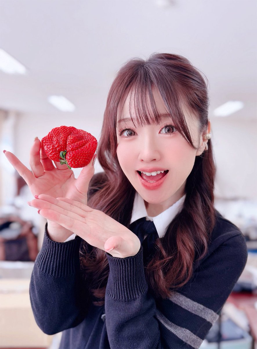 DaisyxDaisy's tweet photo. さて、問題です！
コレ、なーんだ？w

先日の愛媛にて、初めて見る形のタイプいただきましたw

ちなみに親戚のおいちゃんとおばちゃんに貰ったです✨
美味しかったですゾぉー！✨ https://t.co/Fgvoa51lZ7
