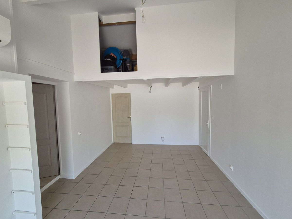 Piwigameur's tweet image. Bon travaux sur la gaming room terminés ! Il reste plus qu'à meubler décorer ajouter les objets brancher poser les luminaires... 
le + dur est fait grace a madame piwi qui a passe sa semaine a poncer peindre... 
Je pars sur un mélange kallax Billy et sur mesure 
#gaming #travaux