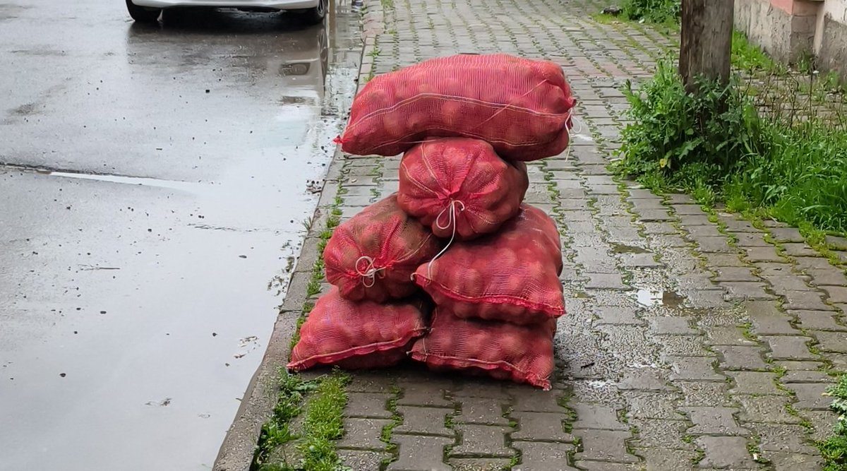 memoustun's tweet photo. Batman ve çevre illerde seviye yükselmiş her kapıya daireye bir cuval patates 🥔 
#serxerebe

#Batman
#makarna
#patates
#yardım
#bedava https://t.co/jbas1XuHH1
