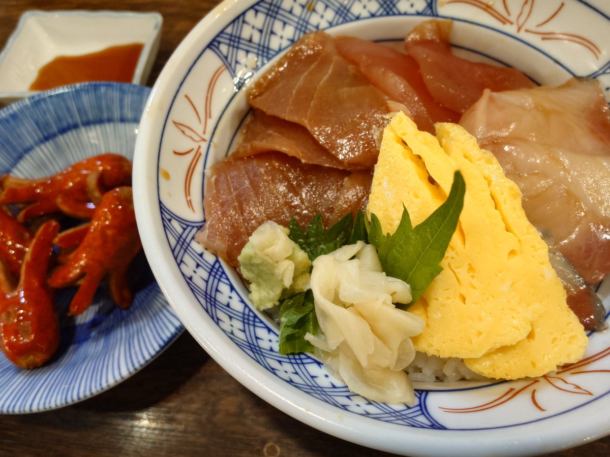knowsufficiency's tweet photo. #日経平均 6万円到達に期待が集まる中
ホルムズ海峡がまた閉鎖されちゃったね

今日の夕食は一人だったので
五反田へサイクリング

#磯丸水産 五反田店にて
まぐろ2色とブリの漬け丼
磯丸アプリの登録特典の
タコさんウィンナーを頂いた

帰宅してファミマのたこ焼きも頂いた

#SFPHD
@isomaru_suisan_ https://t.co/spnG1eC9VI