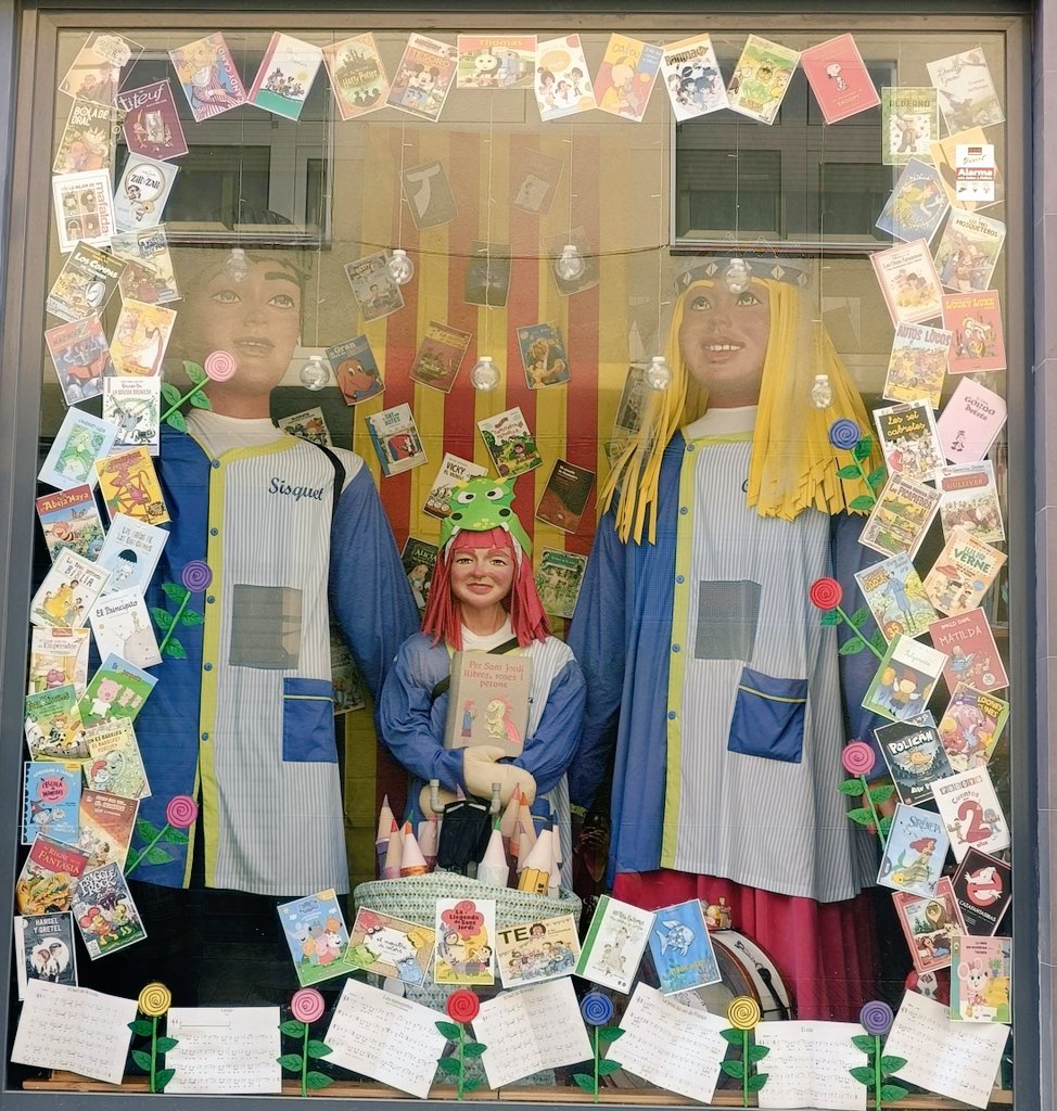 GegantsMDC's tweet photo. 📖🌹𝐒𝐚𝐧𝐭 𝐉𝐨𝐫𝐝𝐢🌹📖 a partir d'avui, i durant aquesta setmana, la Casa Dels Gegants lluirà vestida de festa per celebrar Diada de Sant Jordi! 🥰 https://t.co/rIMo60fGCW