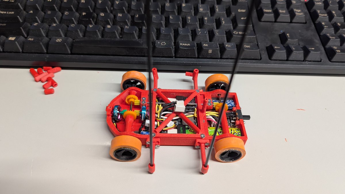 仮のローラーステーを装着。
(剛性や強度を無視しているため、今晩正式版を製作します)
駆動系はようやくマスターアップです。