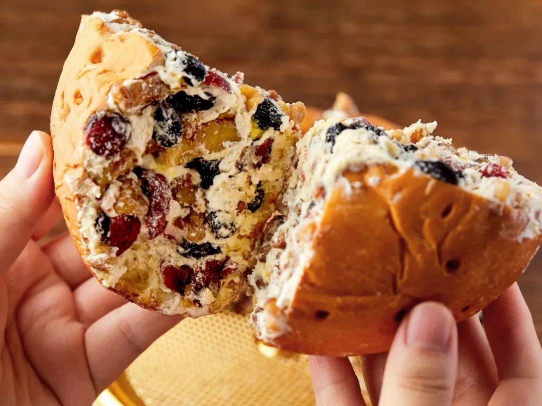 parra_cris34103's tweet image. " Christmas Feast Alert!  Try our Gingerbread Pancake Stack (fluffy, spiced, with cream cheese frosting + mini gingerbread men) or Roasted Turkey Wrap (herb-crusted, cranberry relish, arugula) — 20% OFF all holiday specials today!  #FestiveEats #HolidayDeals"