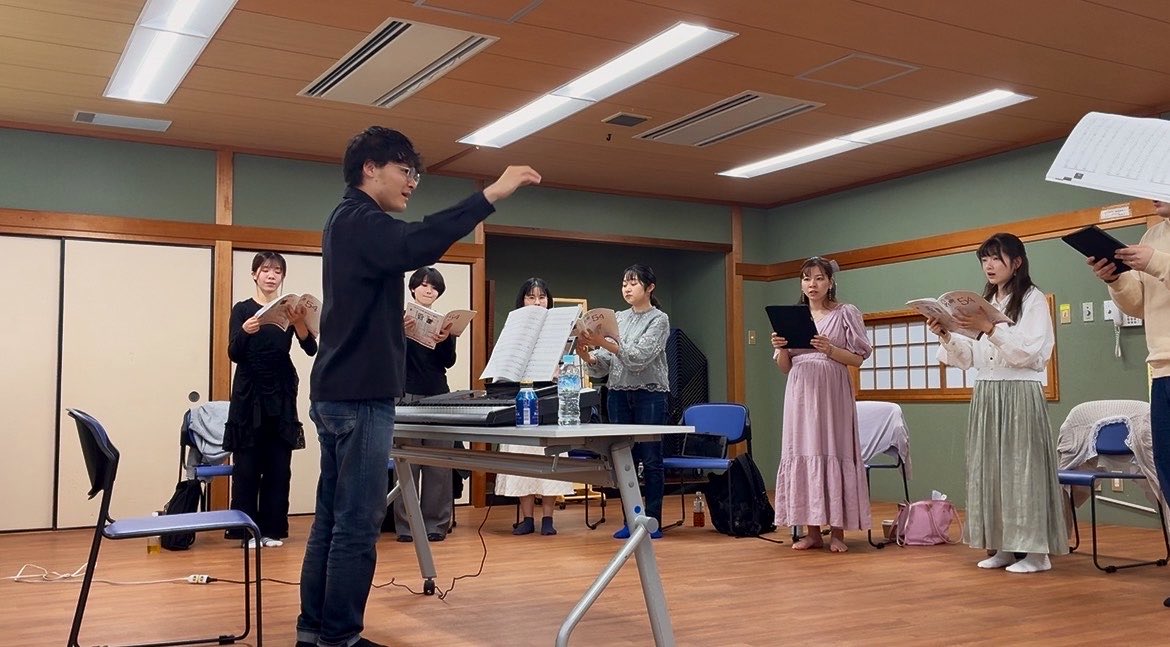 【正指揮者ささじゅん練習！】 よく響く和室！で、 前半はソルフェージュ、 後半は歌碑、水底吹笛を練習しました！ 日頃のソルフェージュの成果が ...