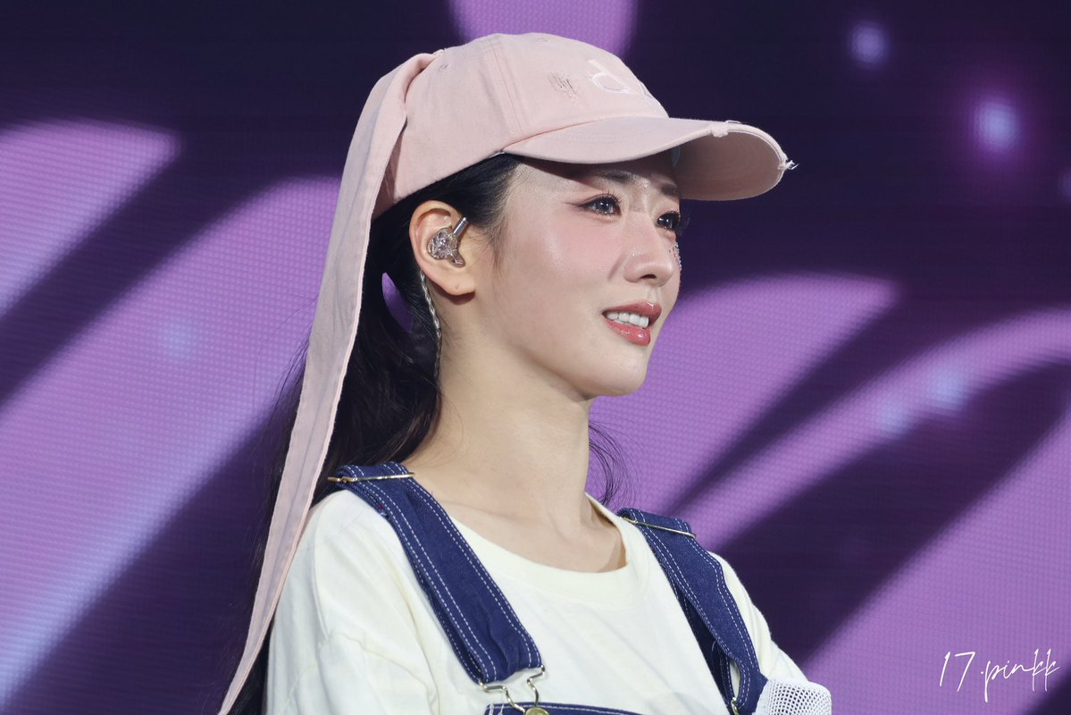 17.pinkk tweet media