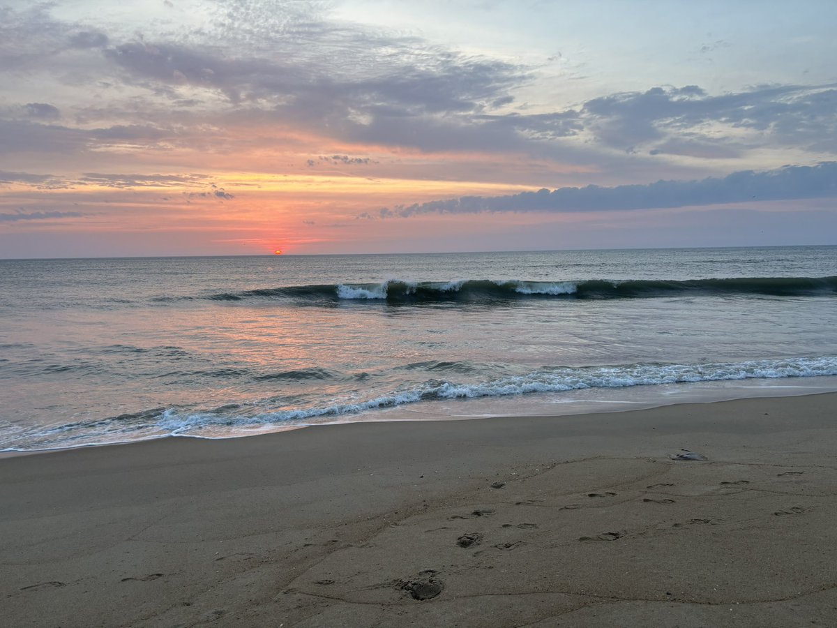 MickeyGoulder's tweet photo. This mornings sunrise in Kill Devil Hills. https://t.co/CT0LAHLe6K