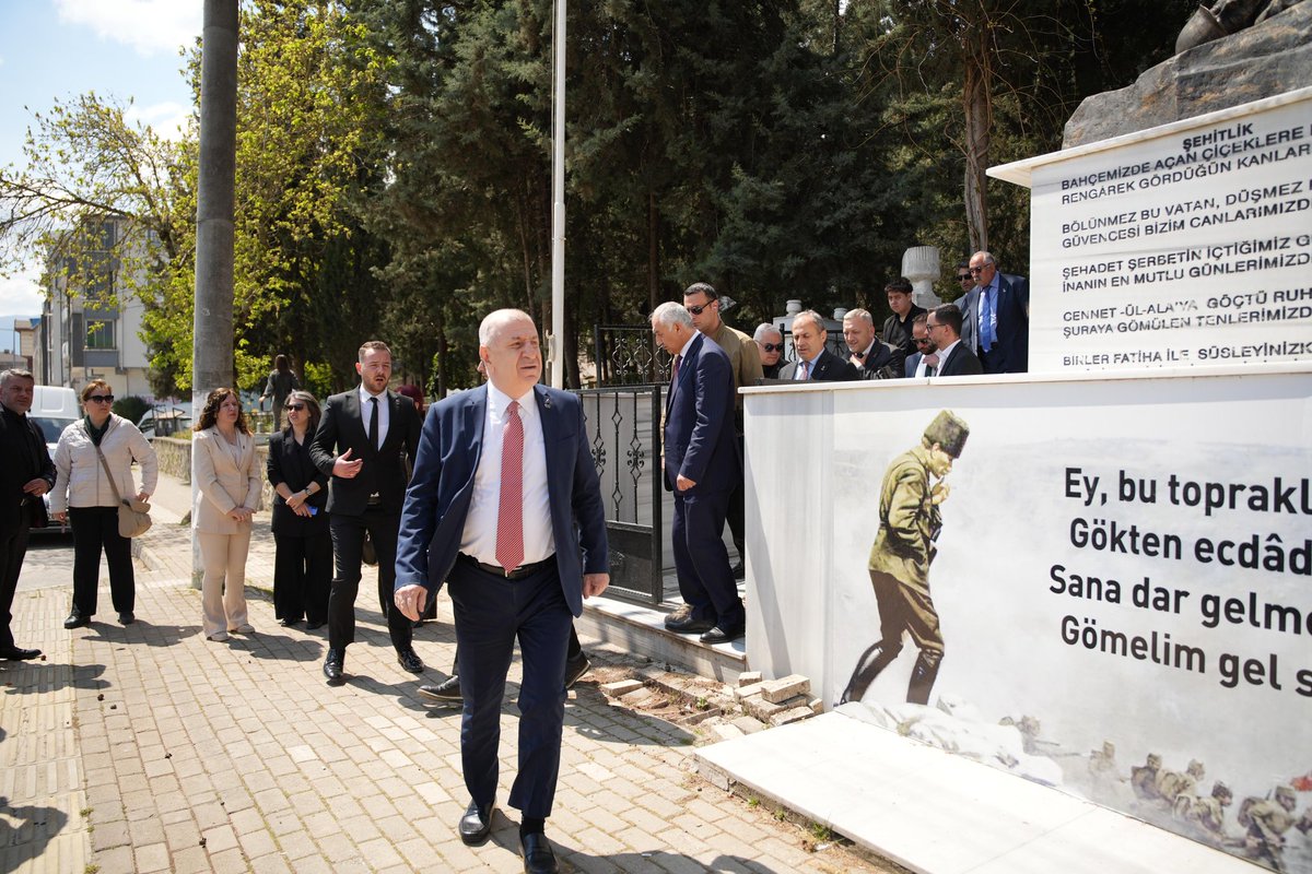 Zafer Partisi olarak bugün Bursa Orhangazi Şehitliği'ni ziyaret ederek, terörle mücadelede şehit olan kahramanlarımız için dua ettik. 

Vatan ve millet uğruna gözünü kırpmadan hayatını feda eden şehitlerimizi bu vesileyle bir kez daha saygı ve rahmetle anıyorum. 

Aziz ruhları