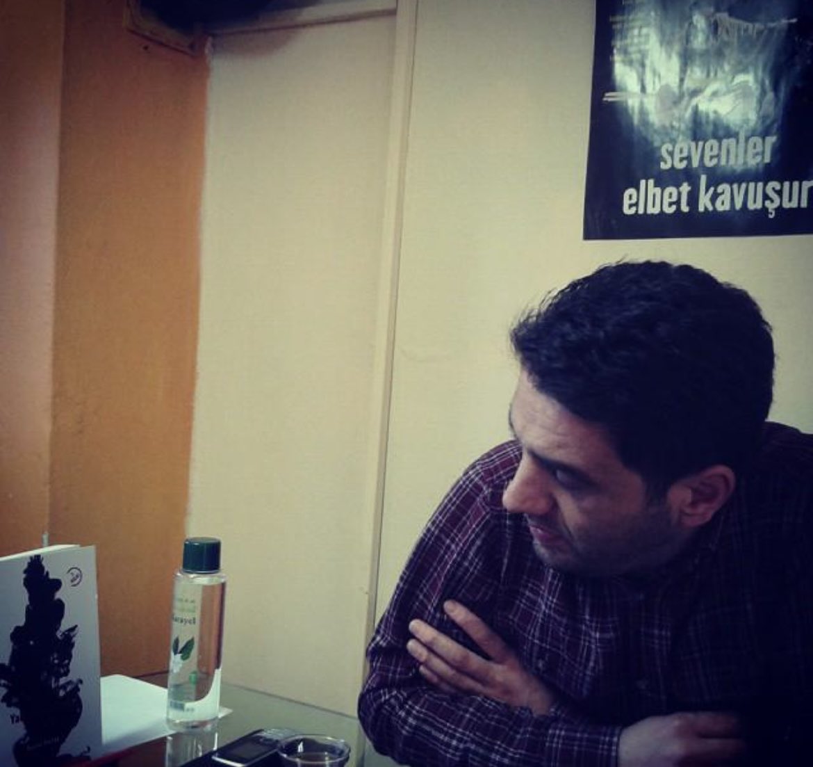 İzdiham kurucusu ve genel yayın yönetmeni Şair Bülent Parlak’ın aniden aramızdan ayrılışının 4. yılı.

Abartma ölümü, arada çık gel.

Rahmetle, saygıyla, bitmeyen bir özlemle..