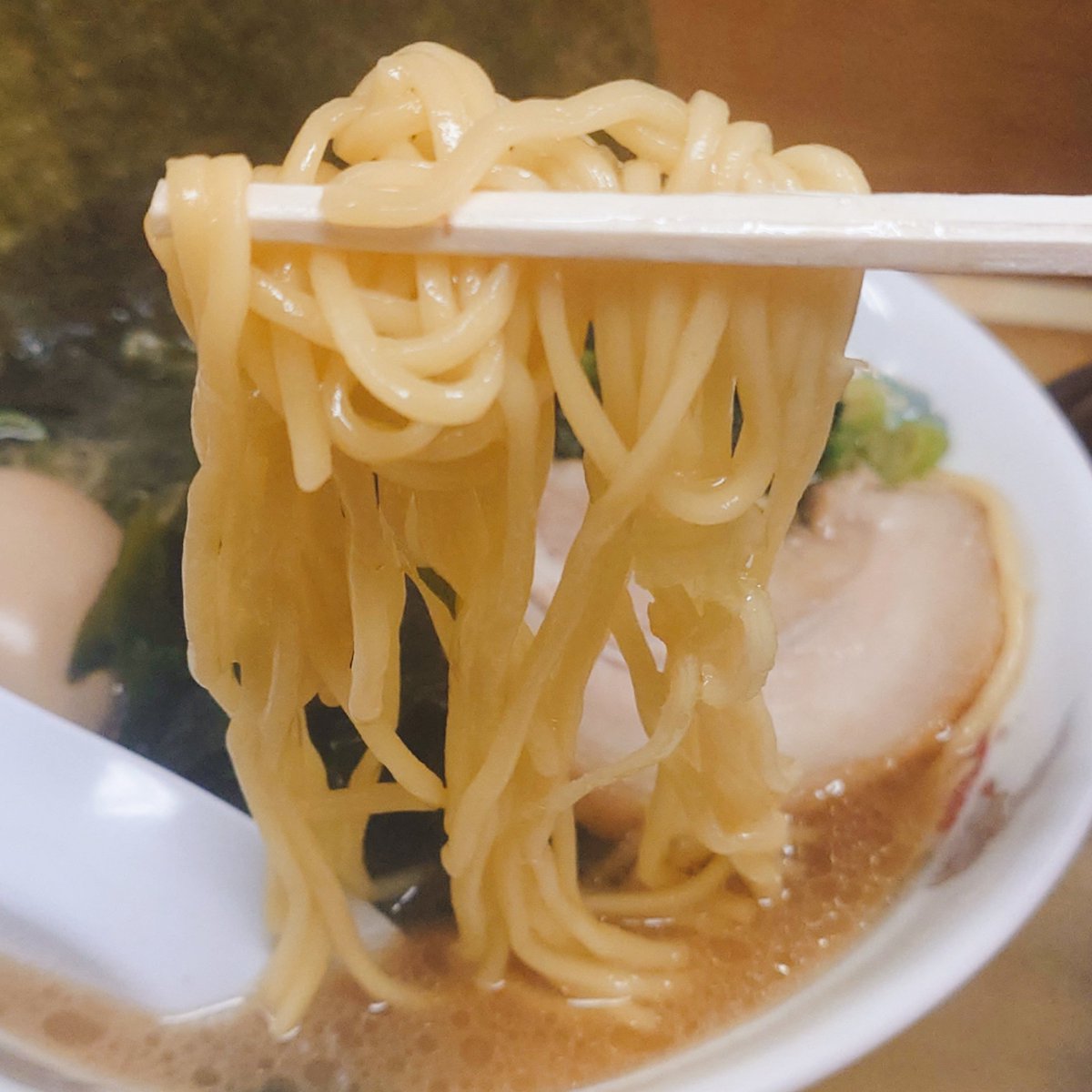 nobumeshi's tweet photo. たかさご家@日ノ出町さま
ラーメン 並
味玉
わかめ

相変わらず安定してる豚骨醤油スープ😎
麺がするする進みます🤩
チャーシュー旨し😍
昔から二日酔いで食べたくなるんだよな😁
わかめで罪悪感を少し減らすw
本日も完食です😎

#たかさご家
#家系ラーメン
#横浜グルメ
#日ノ出町
#ラーメン食べたい https://t.co/oiL9ticUBk