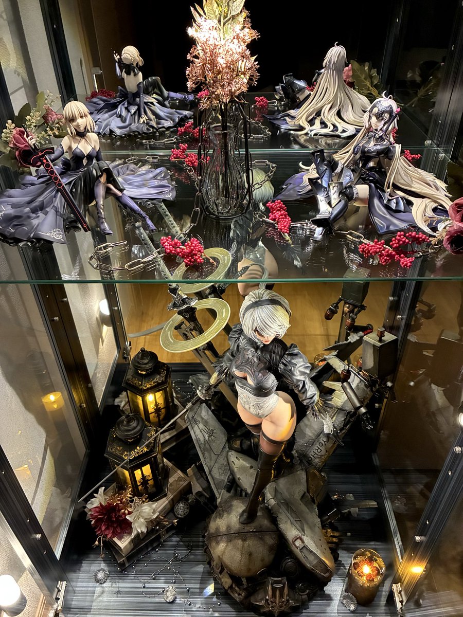 RnBfreak1205's tweet image. 「Bar にびぃ〜」オープン🍸
海外勢にも見て欲しい
我が子らの美しさを✨✨

up close in a dark, gothic mood 🖤

Tried to capture a quiet, ruined atmosphere with warm light and metallic textures.

What do you think?

#figurecollection #nierautomata #2B  #fate #Saber