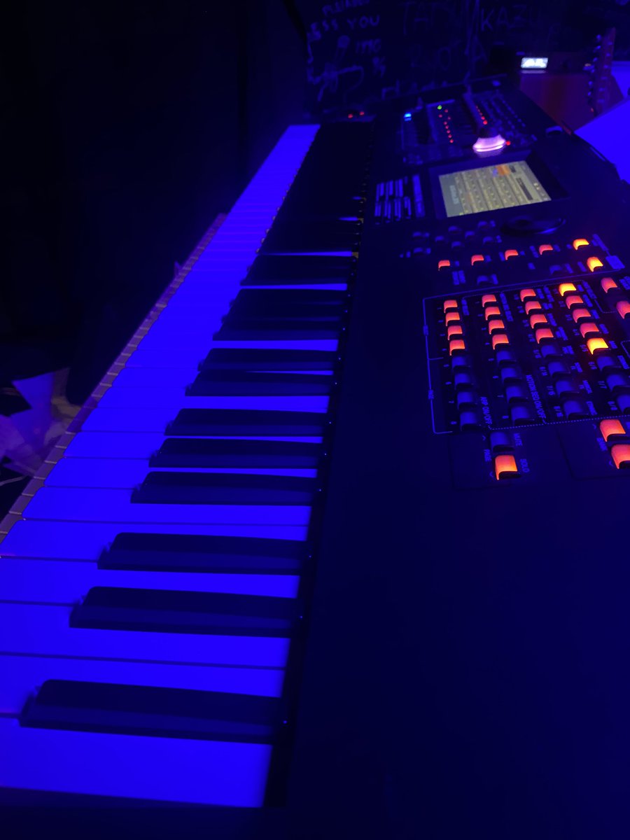 京都ラグでTRIXライブでした☺️楽しかった〜🎶
客席乱入コーナーで、ささきんが隣の席の上に立ちギターソロ弾くとか‼️😳😳😳ヤバかったです😆😆😆
(有料配信で映ってるかもしれないヤバいw)