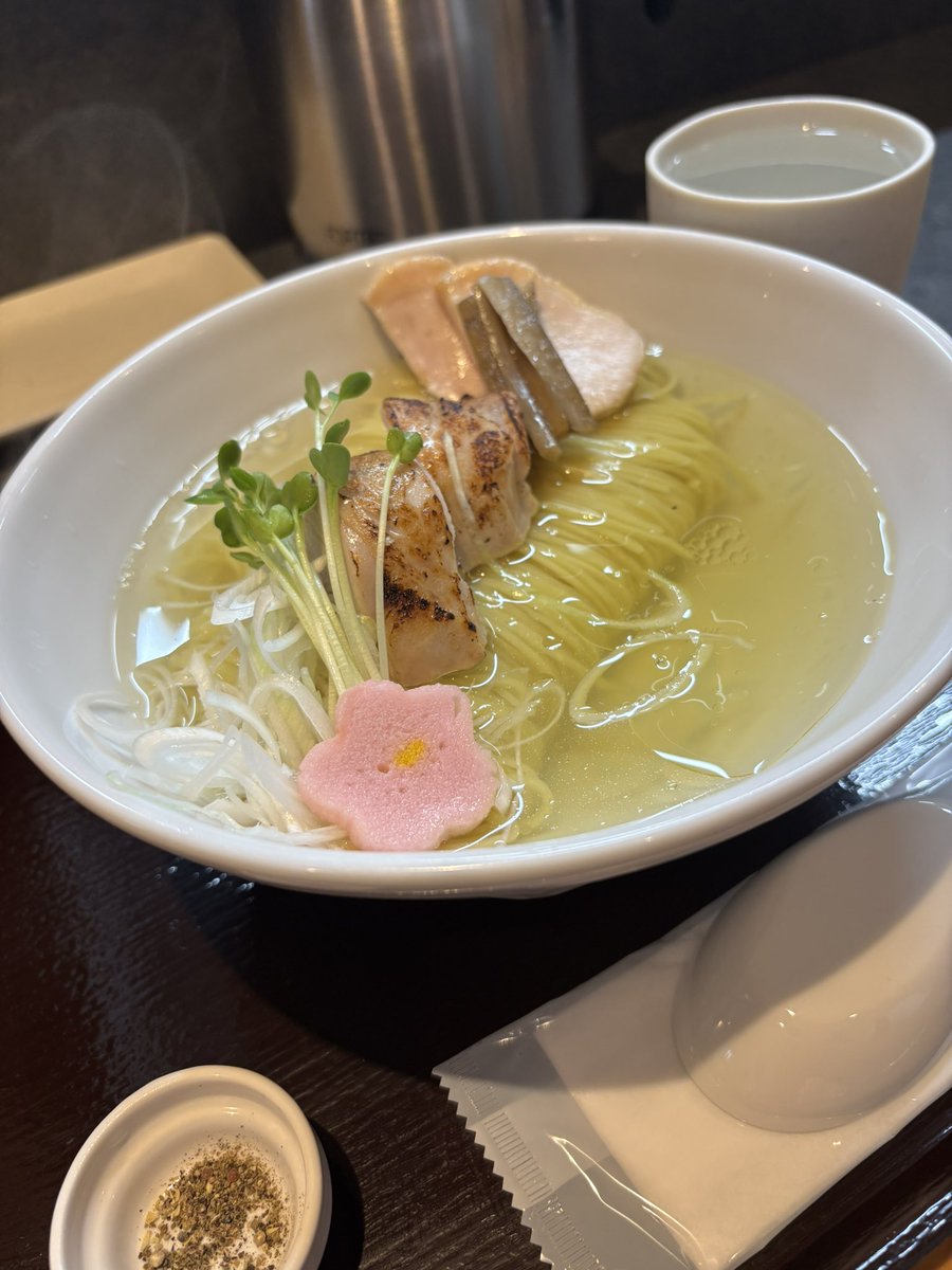 mm_ymns's tweet photo. 鶏出汁中華そば珀寛流さんへ行ってきました
今回は塩をいただきましたよ
着丼してまず驚いたのがこの整ったビジュアルです
これがイケ麺ってやつですね
崩すのが勿体なかったのですが麺も伸びてしまいますので…
澄んだスープは鶏の旨みが凝縮されていて鶏チャーシューに関してはぶりんぶりんでした https://t.co/SEM7RDQMx8