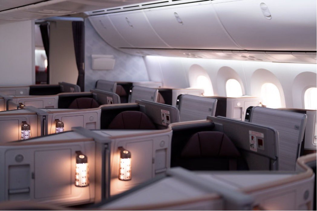 Gate7aviation's tweet image. Air India dévoile les cabines de son premier 787 réaménagé. 
➡️ 20 suites business 
➡️ 25 sièges Premium Economy 
➡️ 205 sièges Economy
L’ensemble des équipements ( galley, toilettes, coffres à bagages etc. ) a été remplacé.  #AirIndia #Boeing #Dreamliner