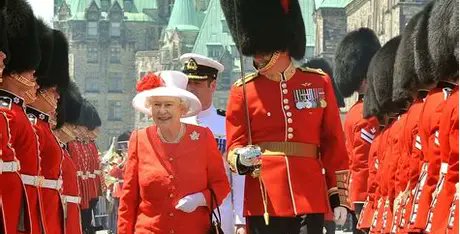 RobertP54606176's tweet image. The Queen of Canada inspects the Royal Guard on Parliament Hill Ottawa. As monarch she visited on 22 occasions, the last being in 2010. She endured displays of immense loyalty but also republican protests, mainly, but not exclusively, in Quebec province. #queenelizabeth #canada